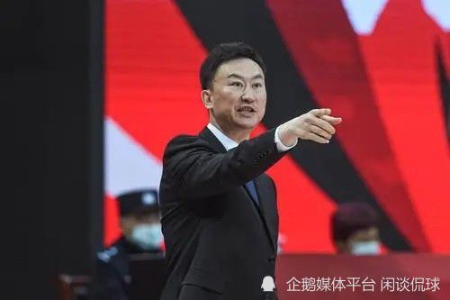 叶辰摆了摆手道：道理虽然没错，但事情终归不是这么回事儿，谁都知道，苏守道为了避风头，连带着给苏家老爷子背锅，现在跑去了澳大利亚，依我看，将来苏家大概率不会再由他来继承，所以苏守道就等于是被废的皇储。
